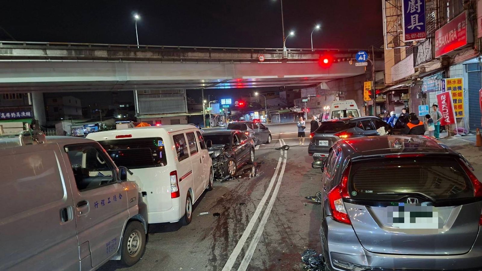 行走炸彈！高市大寮男「毒駕」沿路追撞　10分鐘3地點釀9車損4人受傷