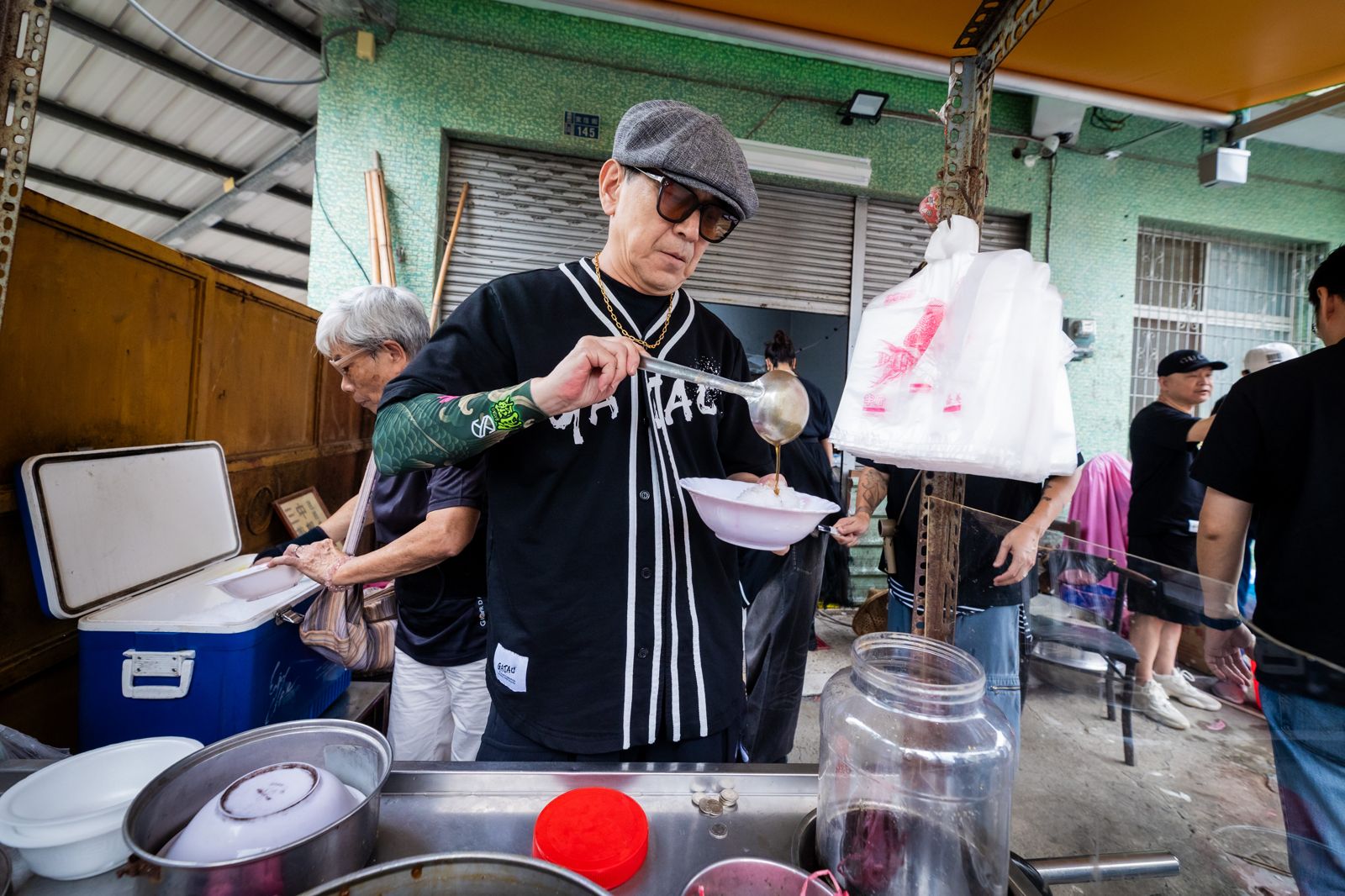 《角頭－鬥陣欸》演員改行賣冰背後有洋蔥　懷秋夜市掃街嗆人：看屁啊