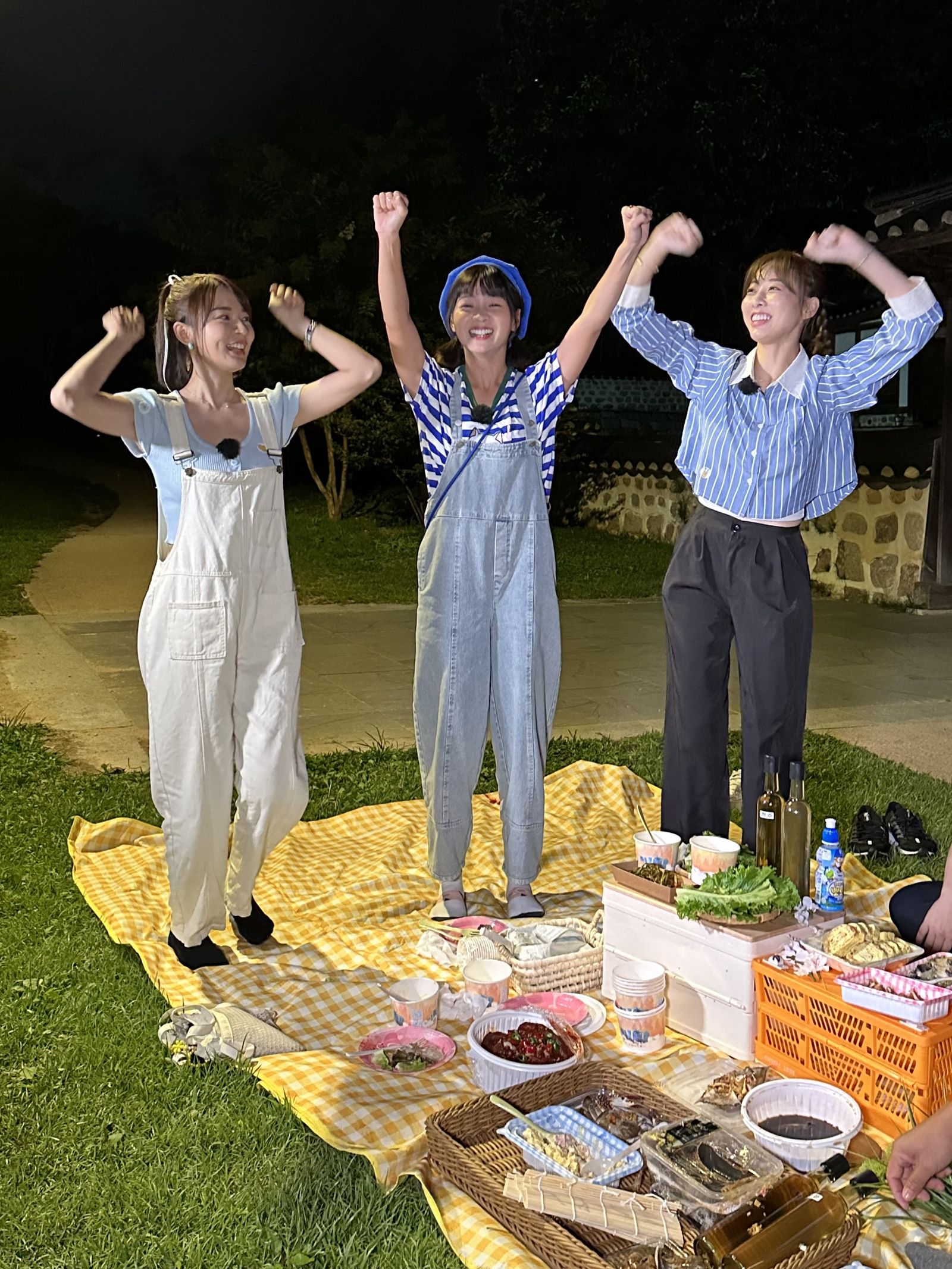 林莎(左起)、籃籃、夏語心在夢公園替宋伯跳加油舞。公視台語台提供
