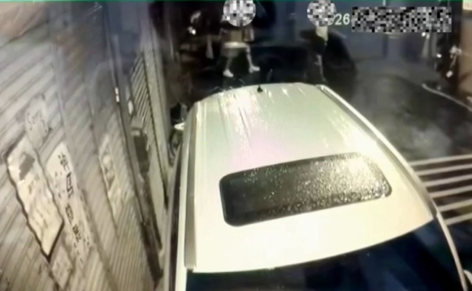 監視器拍到2人穿著雨衣犯案。圖/翻攝畫面