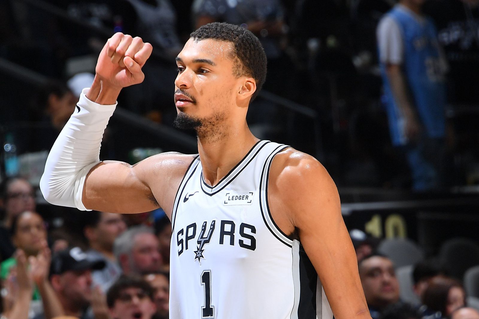 等了6年！「斑馬」Wembanyama絕殺跳投　馬刺逆轉太陽終結季後賽乾旱期