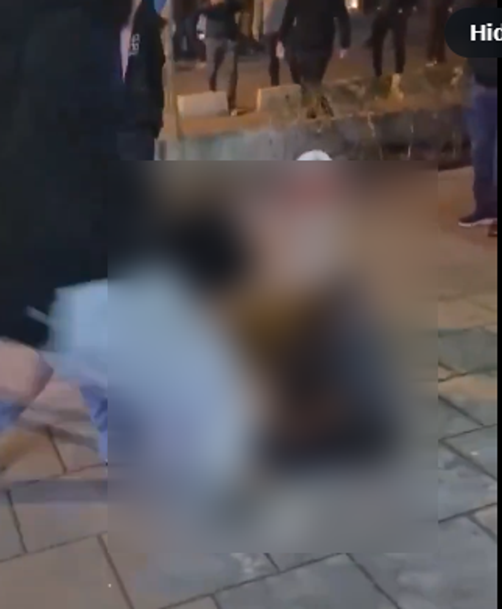 一名安全官被群眾包圍暴打。圖/@visegrad24