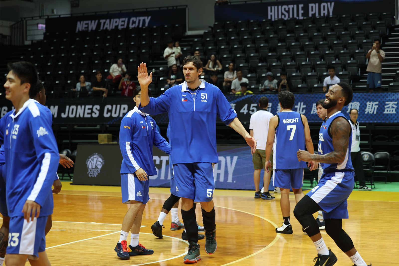 NBA巨神兵也驚呆!遇236公分NCAA最高巨人 生日願望瓊斯盃奪冠