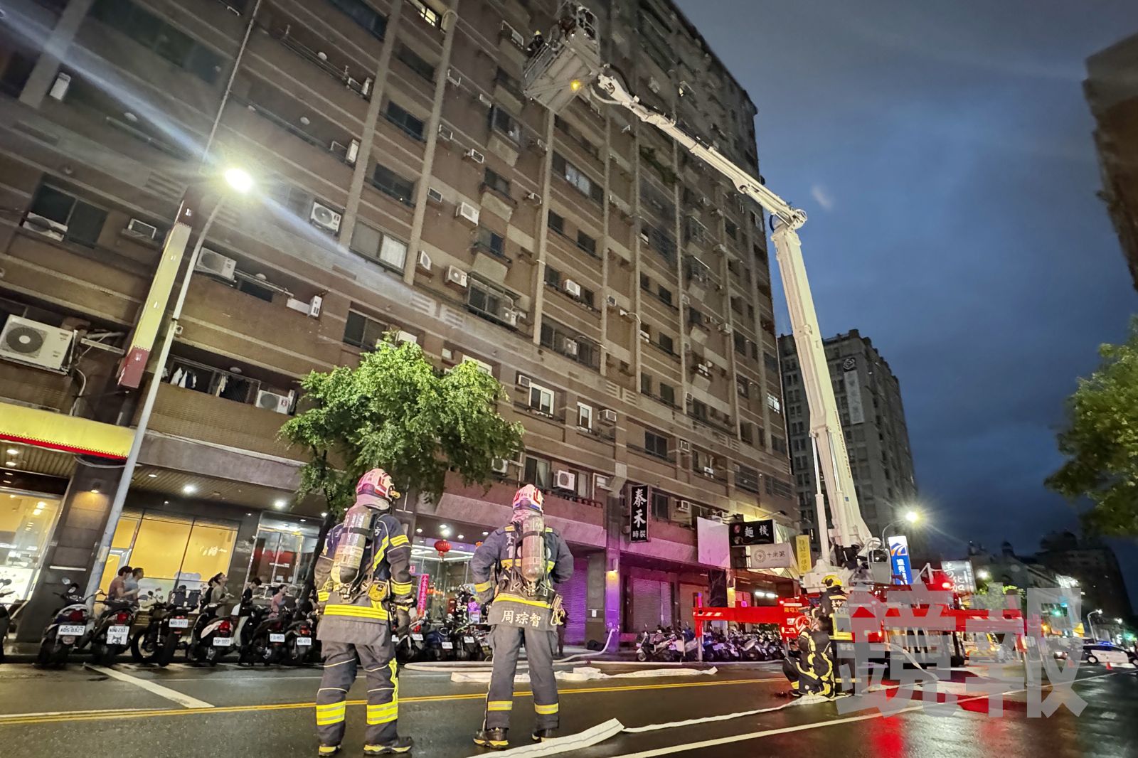 消防隊員升起雲梯車展開救援。林建鋒攝