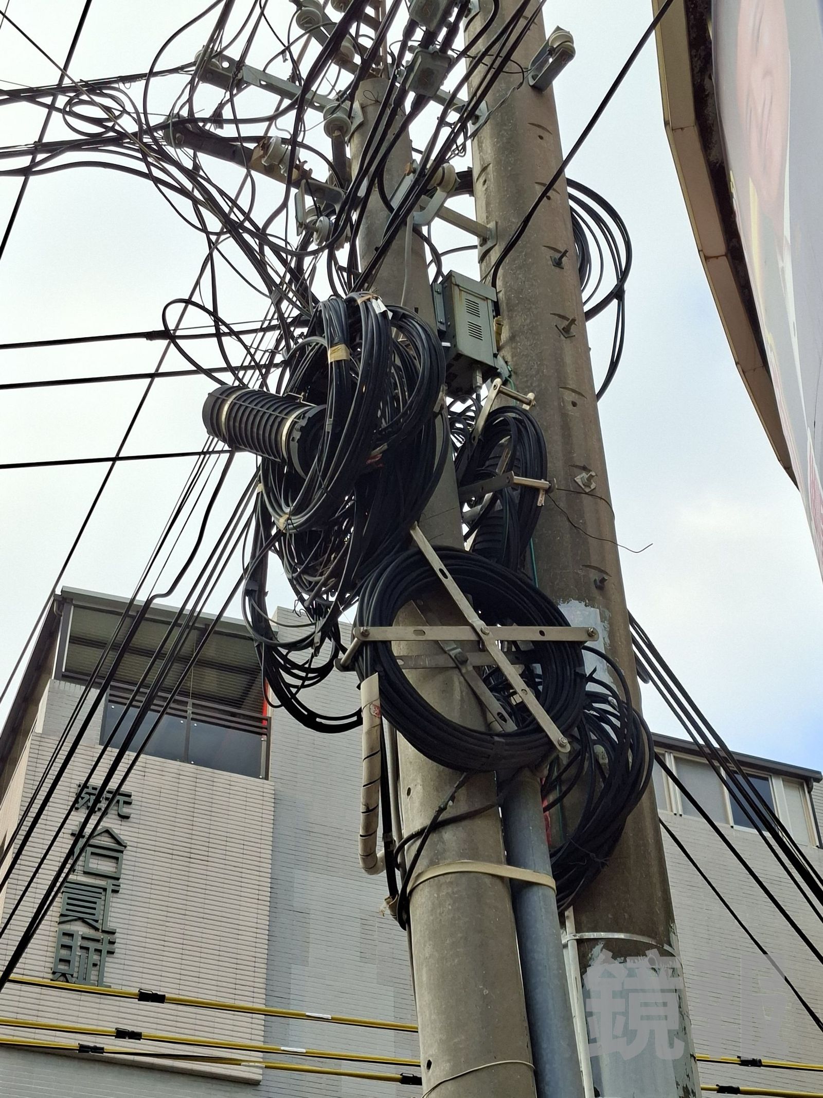 台中街道的路燈、電桿與號誌桿纏滿各式纜線,被譏「空中甜甜圈」。台中市議員張芬郁提供