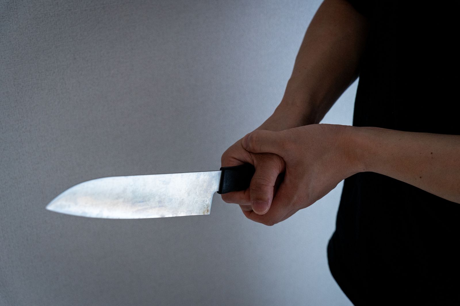 17歲少女遭前任闖屋刺殺!母也遭砍重傷 8歲弟倖免於難全靠「這招」