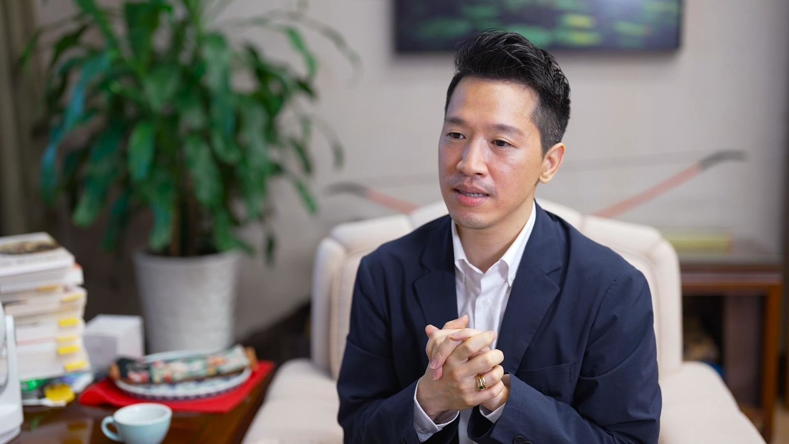 《鏡新聞》開箱總統府副秘書長辦公室　何志偉曝感情世界：已被訂走