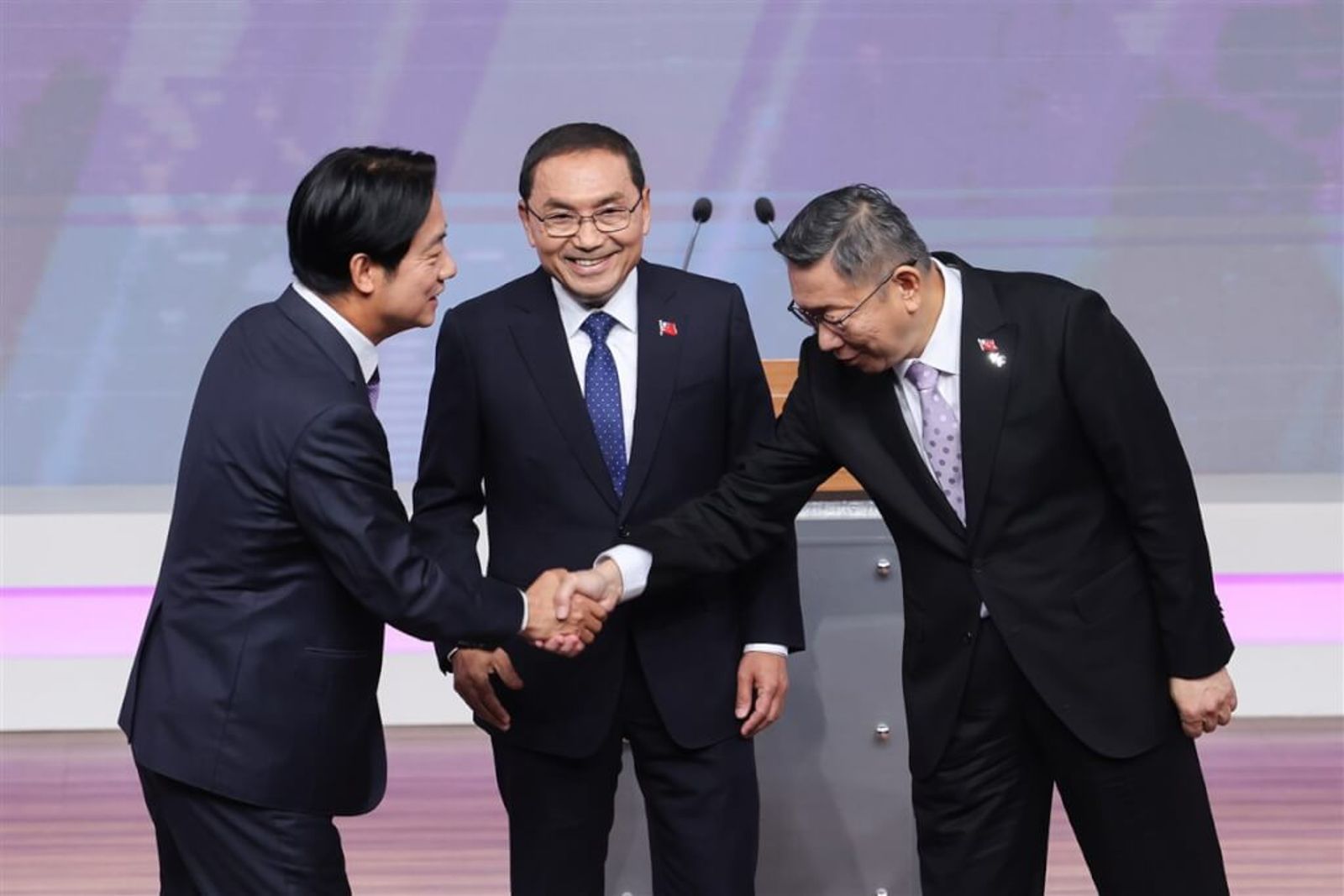 賴清德、侯友宜、柯文哲三位總統候選人的電視辯論。圖片由台北市攝影記者聯誼會提供