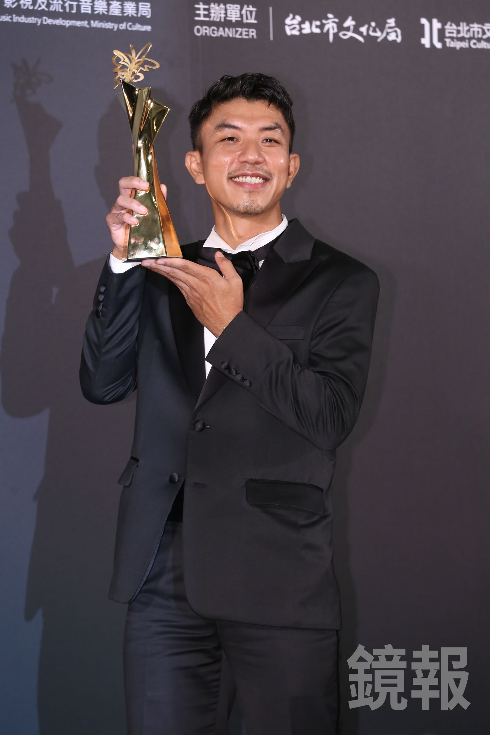 萬洛隆甘迦想把獎座放在房間的櫃子上。攝影組拍攝