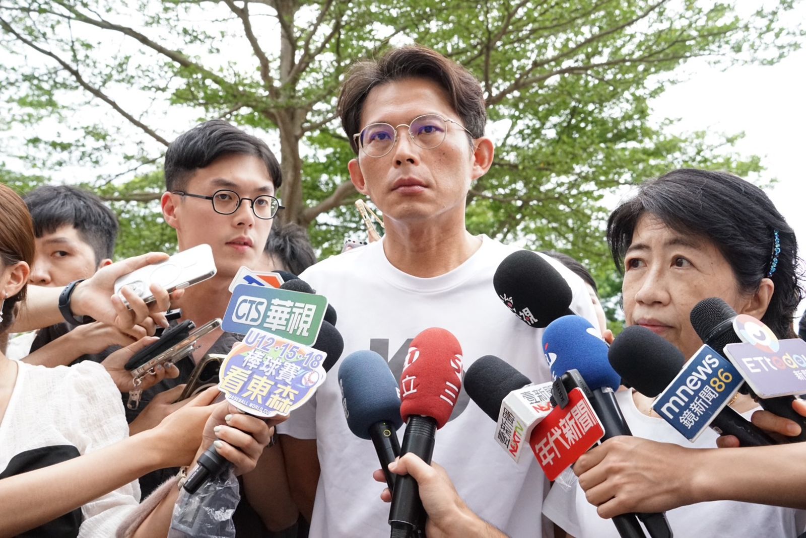 總統幕僚穿軍服惹議　黃國昌直言不意外：賴政府最會擺拍作秀