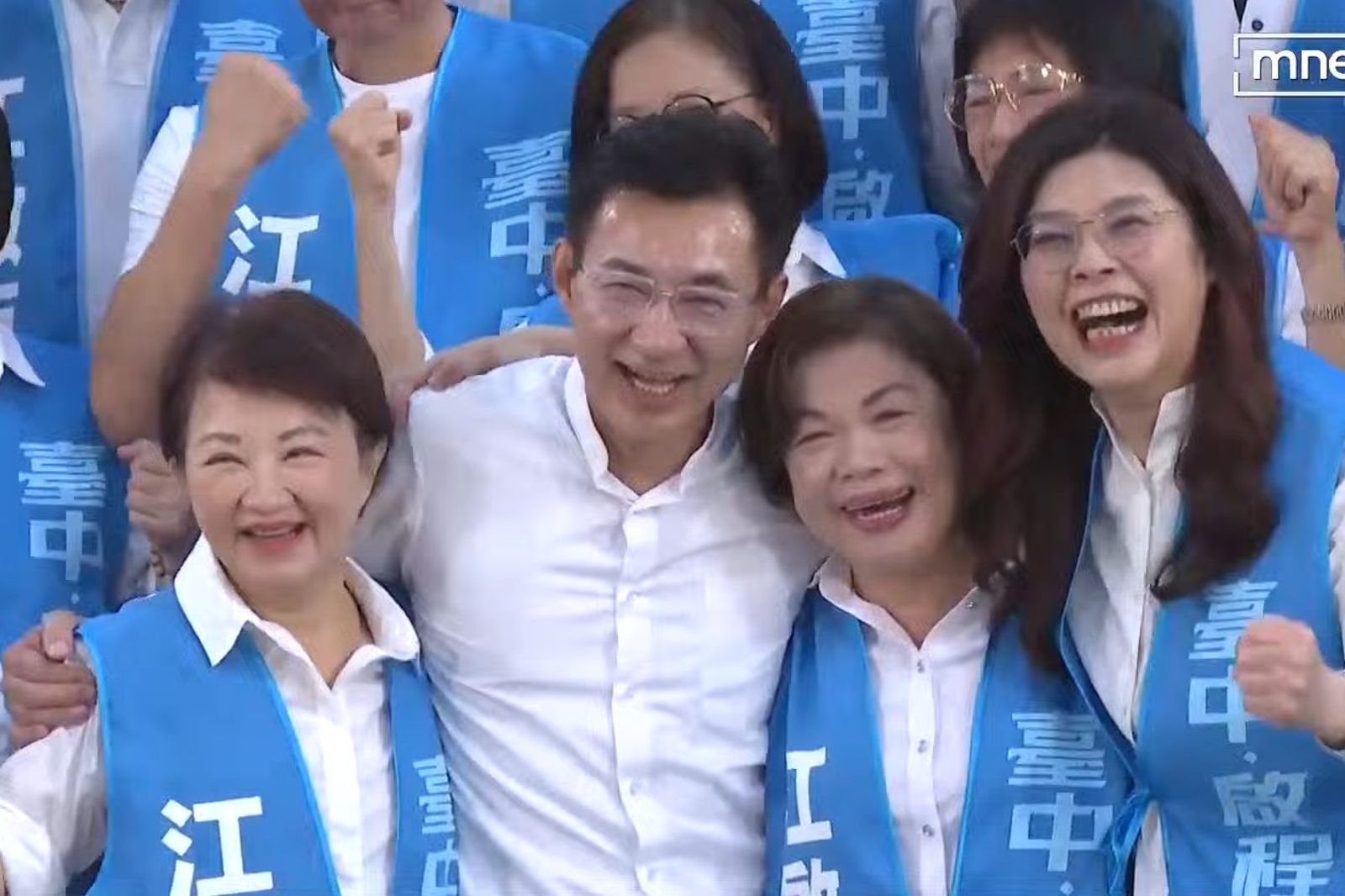 台中藍營大團結！鄭麗文、盧秀燕合體擁抱澄清不合傳聞