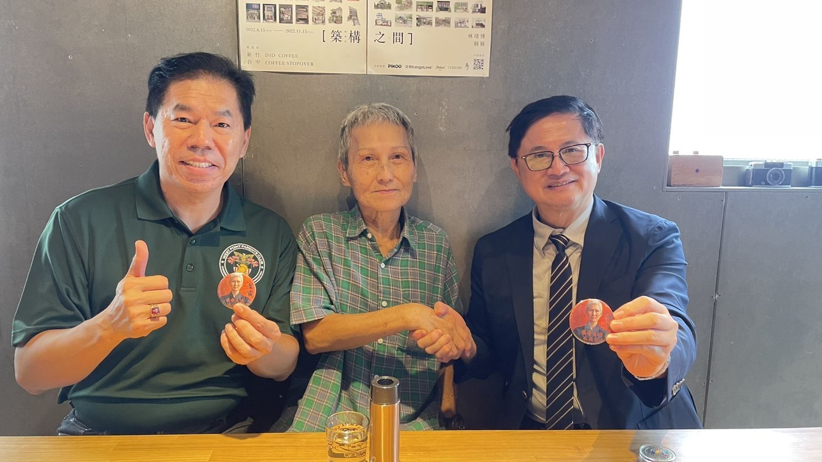 童子賢(右1)與「葉霸」葉春蓮、「鷹爸」徐柏岳喝咖啡。(圖/曙光花蓮提供)