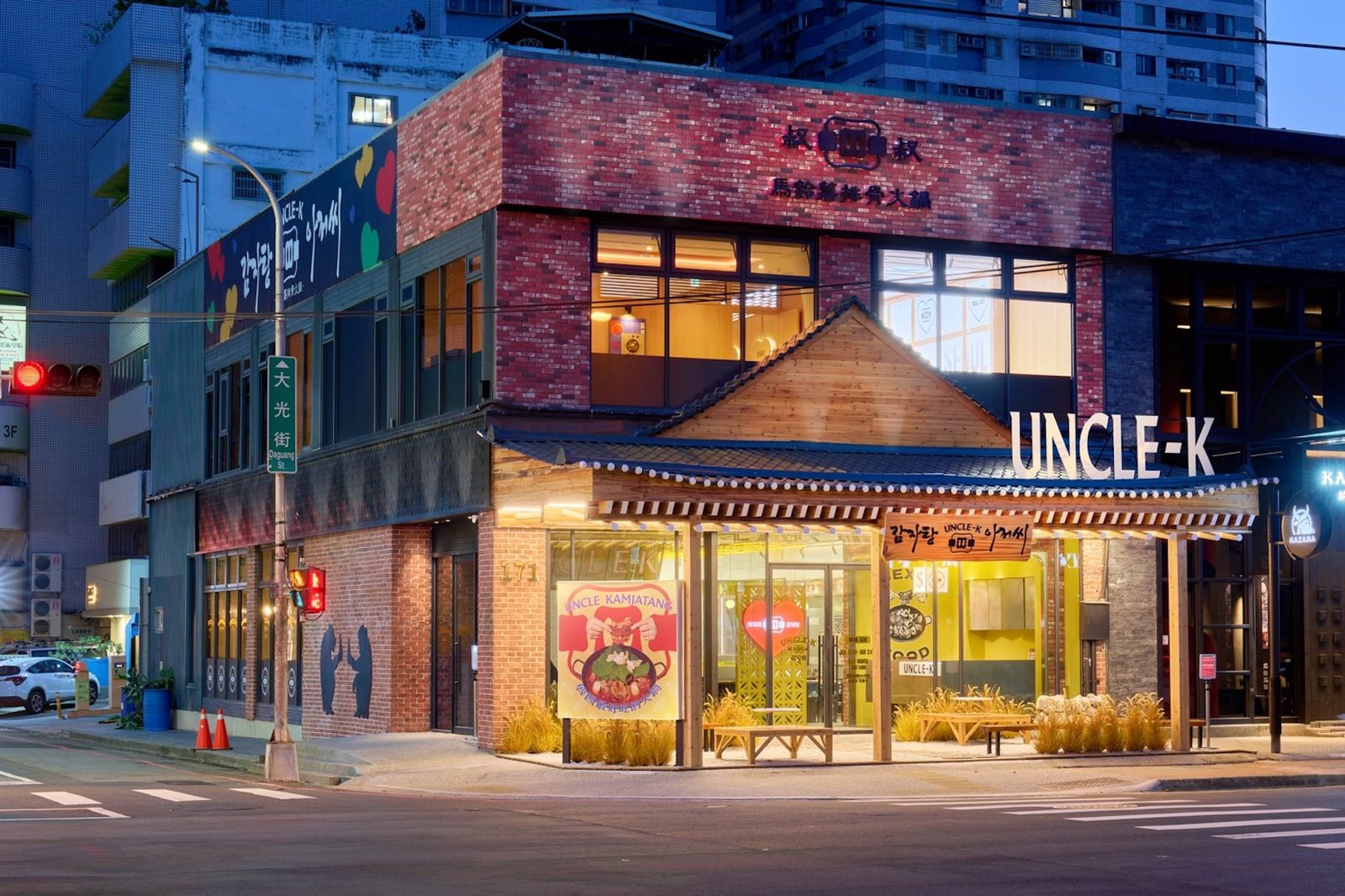 「Uncle-K馬鈴薯排骨火鍋」台中店入夜後很有韓國街頭的氛圍。
