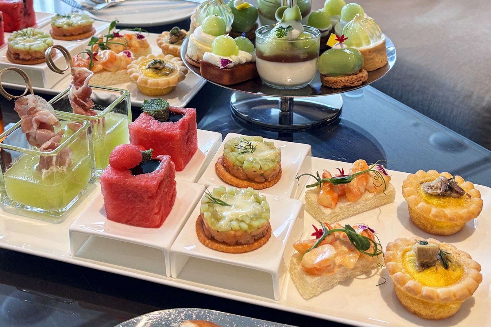 「山形縣庄內產哈密瓜下午茶」鹹點部分有:帕瑪火腿蜜瓜杯、鮮蝦明太子沙拉、燻鮭魚塔塔、朝鮮薊鹹派等,亦見巧思。(圖/ JR東日本大飯店台北提供)