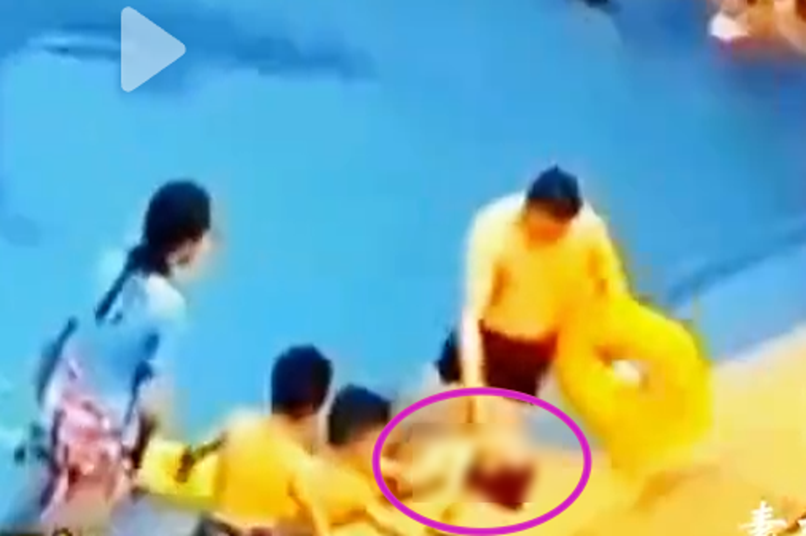 女子發現後男子才將童拉起。圖／翻攝自微博