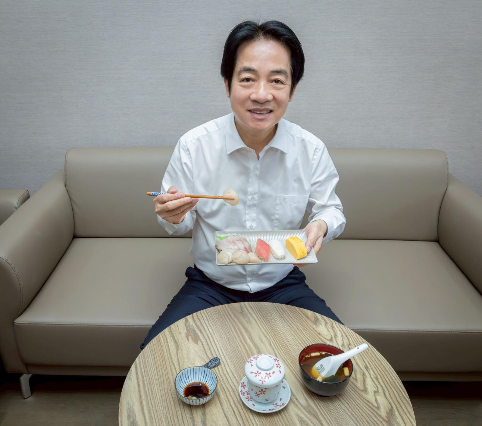 總統賴清德昨日分享午餐照表示,包括壽司和味噌湯,還有來自鹿兒島的鰤魚及北海道的帆立貝。圖/取自賴清德臉書