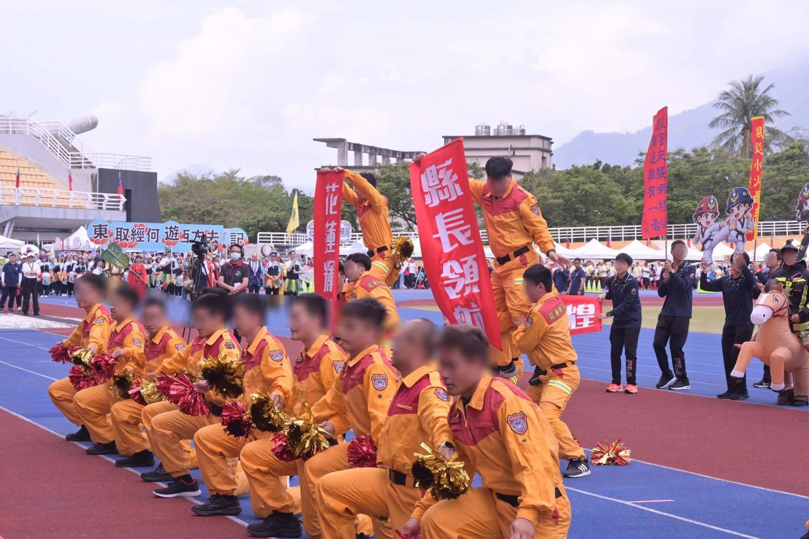 花蓮縣消防局特搜隊員以疊羅漢之姿，高舉「縣長領航」、「花蓮輝煌」文宣紅布條，另一組隊員蹲在前排、手持彩球，在台前擺出應援啦啦隊姿勢。翻攝threads