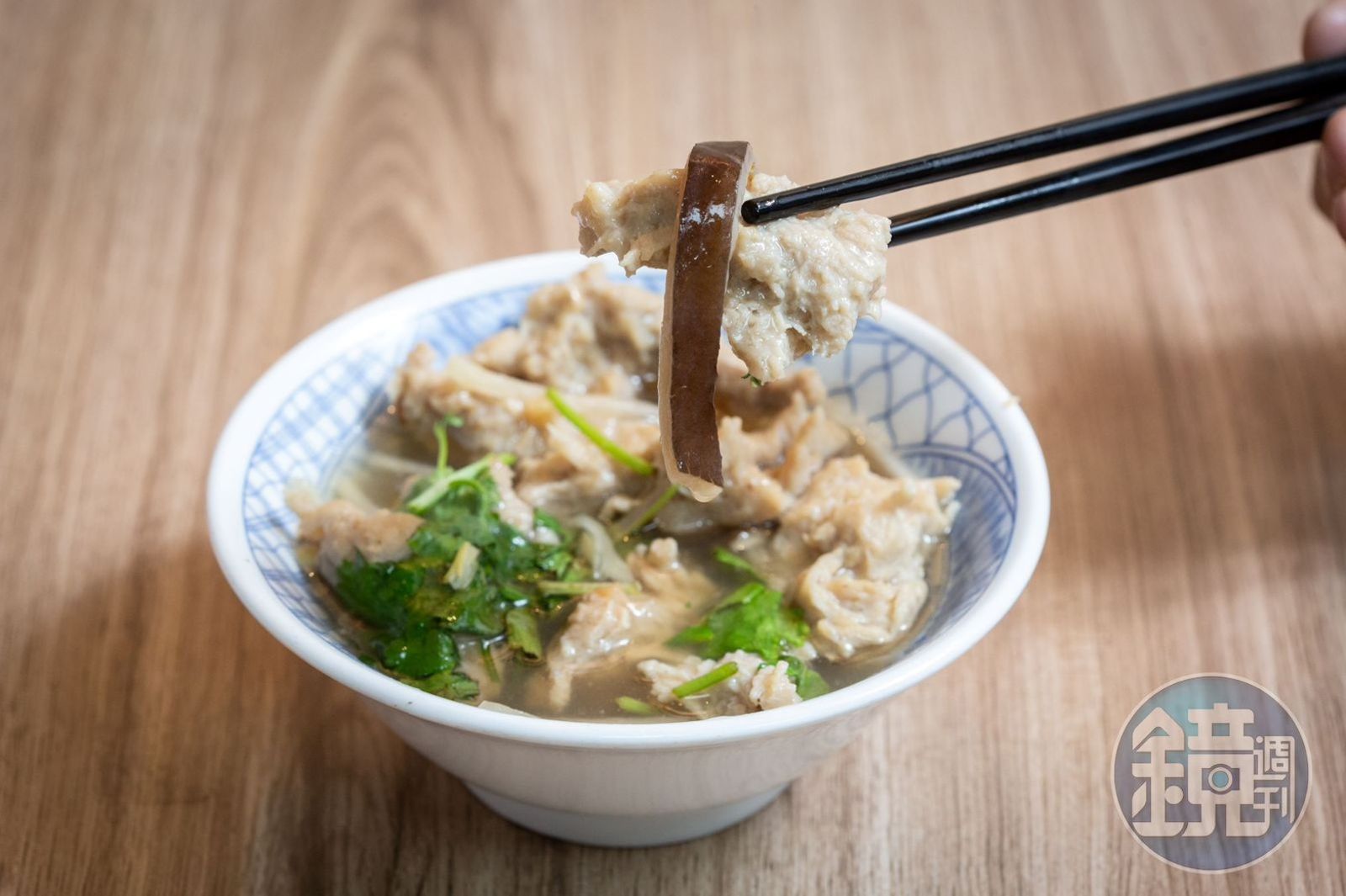 裴社長特別喜歡基隆「金茶壺八寶冬粉」的魚翅肉羹，魚皮的滑嫩與膠質感，與鮮甜湯頭相輔相成，讓肉羹湯更添風味。圖／鏡週刊提供