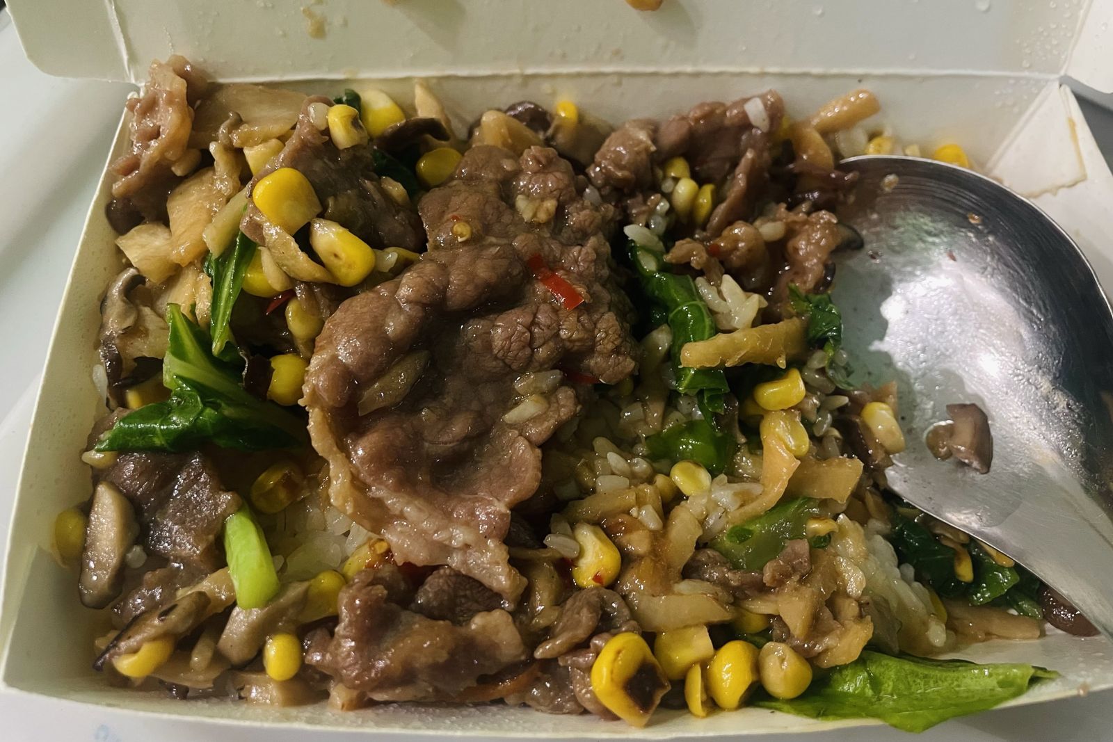 午餐訂蔥爆牛肉飯打開竟沒蔥!他質問遭店家「神回1句」秒楞:傻眼到無法生氣...網全笑翻