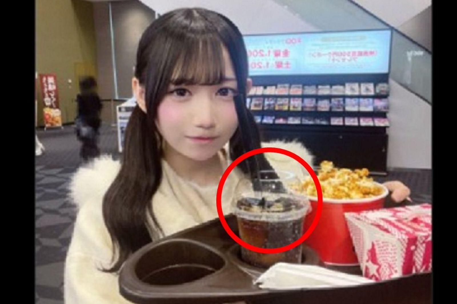 日正妹偶像曬看電影吃套餐照　那飲料杯倒影不單純！慘被炎上退團