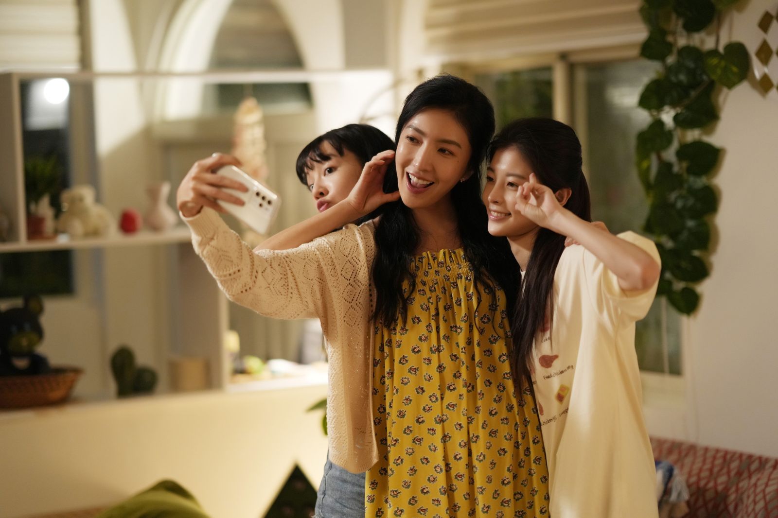 楊謹華(中)在劇中的女兒林思廷(左)、詹子萱有截然不同的個性。Hami Video提供