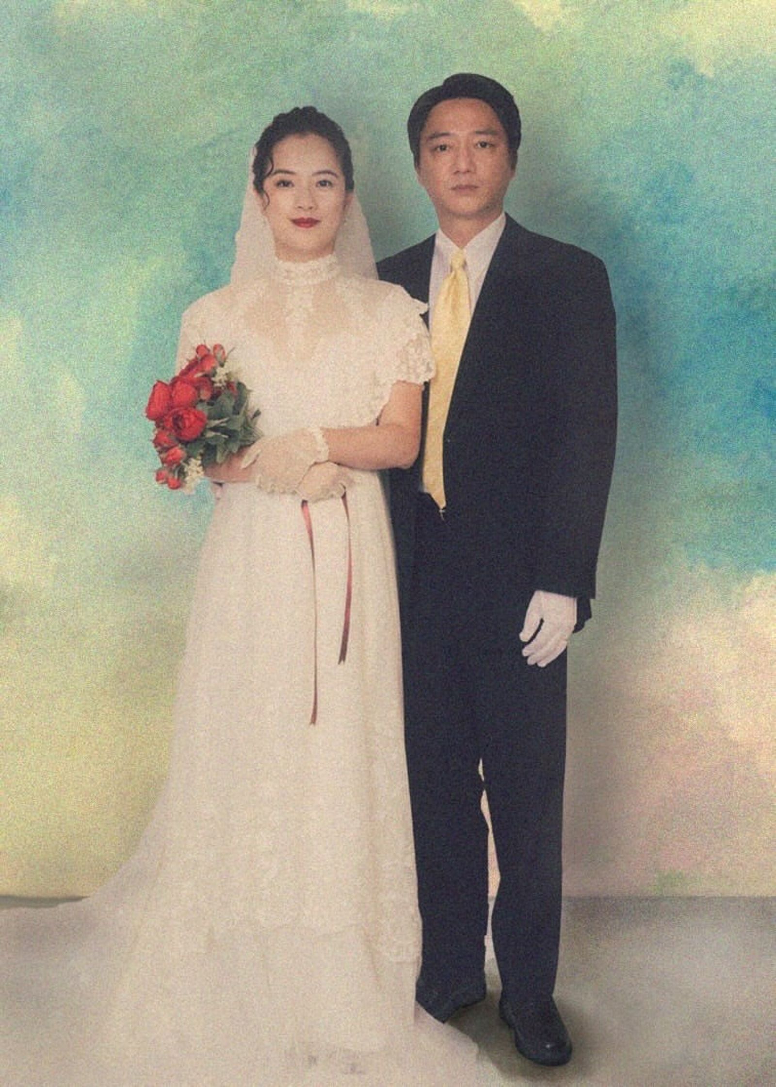 藍葦華（右）、高伊玲（左）片中結婚照充滿年代感。牽猴子提供