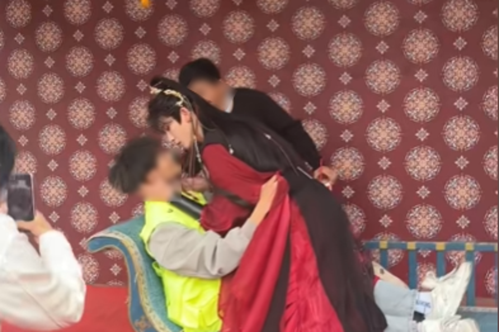 好刺激!大媽愛帥哥NPC「床咚」還接吻 片場月薪12.3萬徵小鮮肉引遊客上門