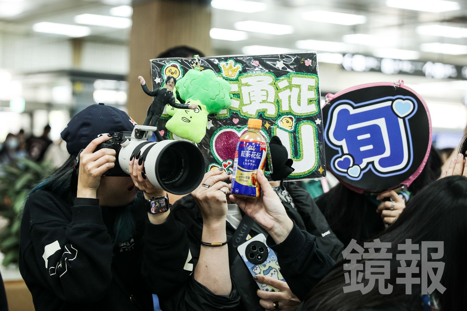 八木勇征吸引400名粉絲到松山機場,帶著應援物到場追星。八木勇征向粉絲打招呼。鄒保祥攝