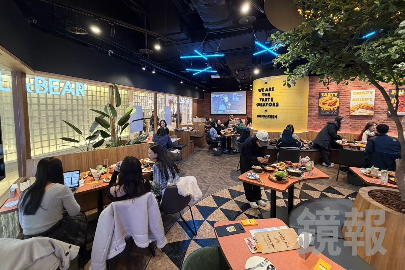 「BHC炸雞」在信義區的ATT4FUN，開設空間更寬敞且有獨立包廂的社交型餐廳。