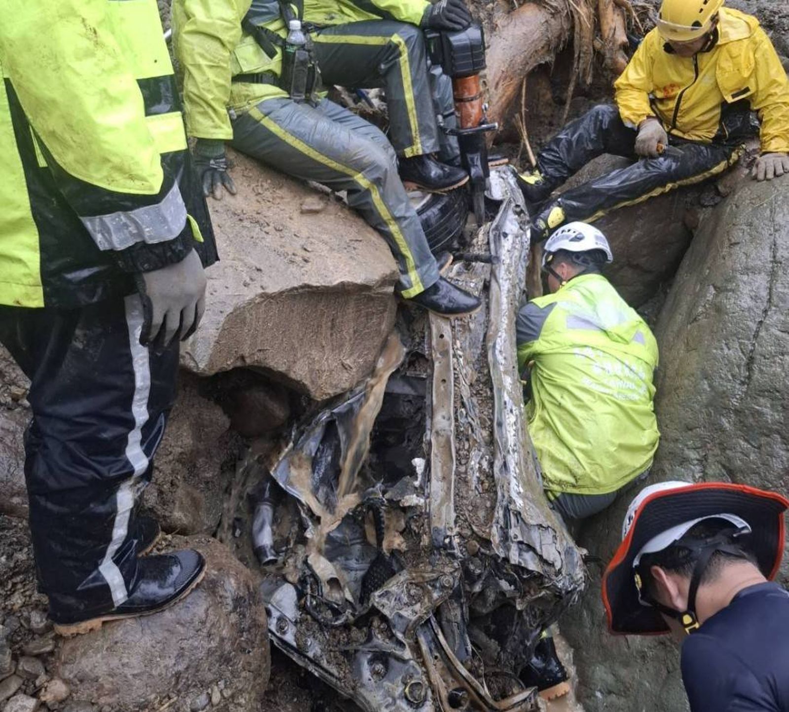 南橫墜谷案找到遭掩埋殘破車體　今遇暴雨阻礙搜救暫停