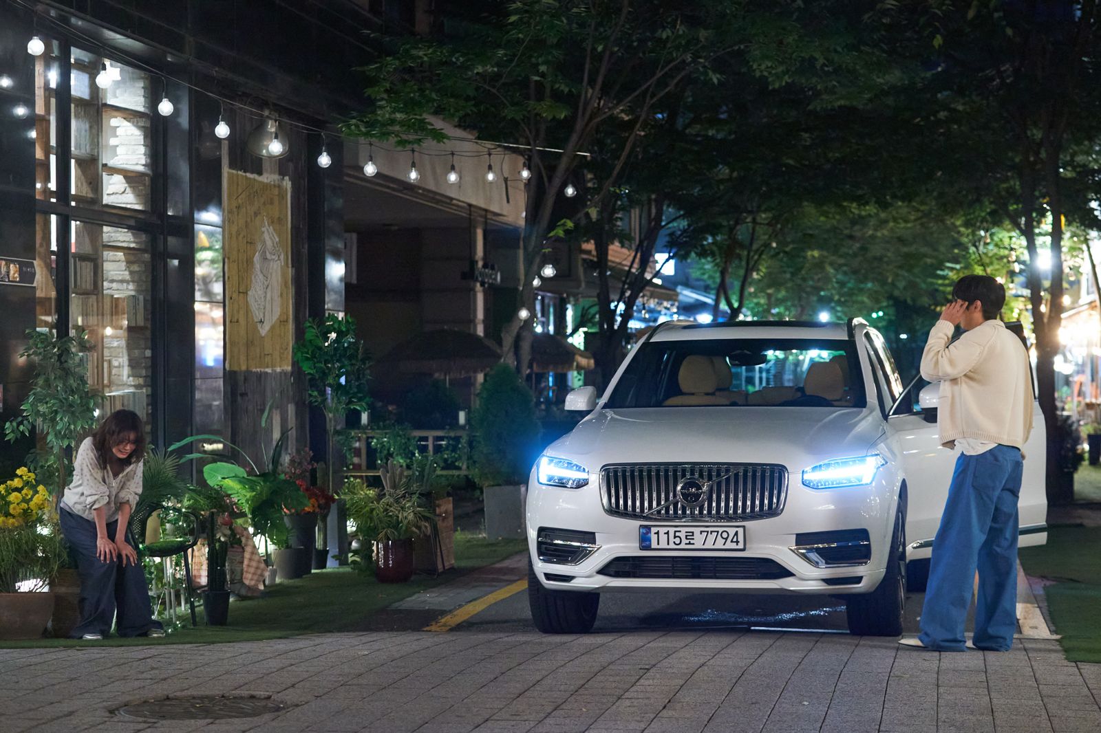 開著豪車的崔宇植（右）意外撞上失戀買醉的庭沼珉。Disney+提供