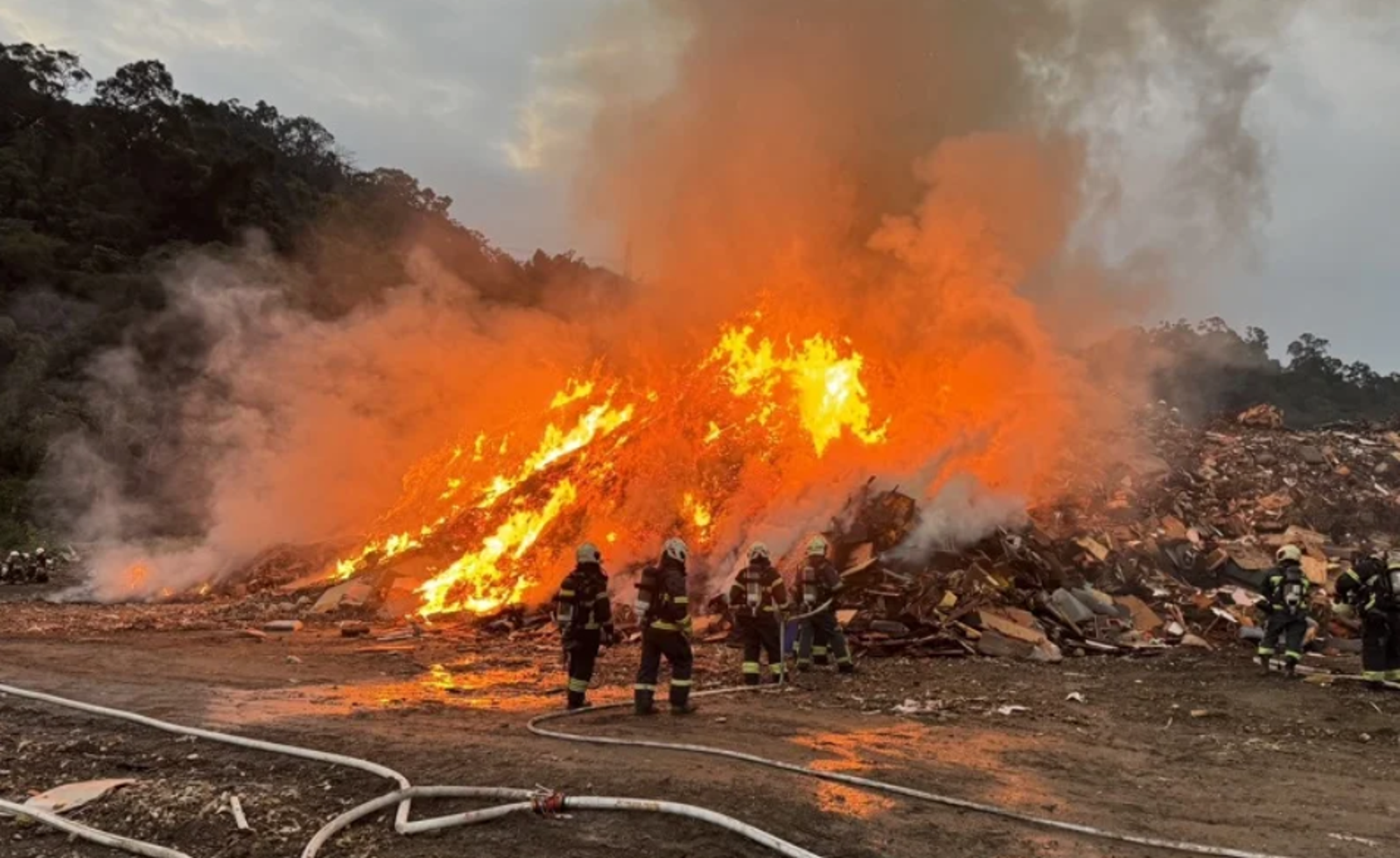 南港山豬窟掩埋場清晨火警　濃煙擴散雙北5區　環保局促戴口罩關窗