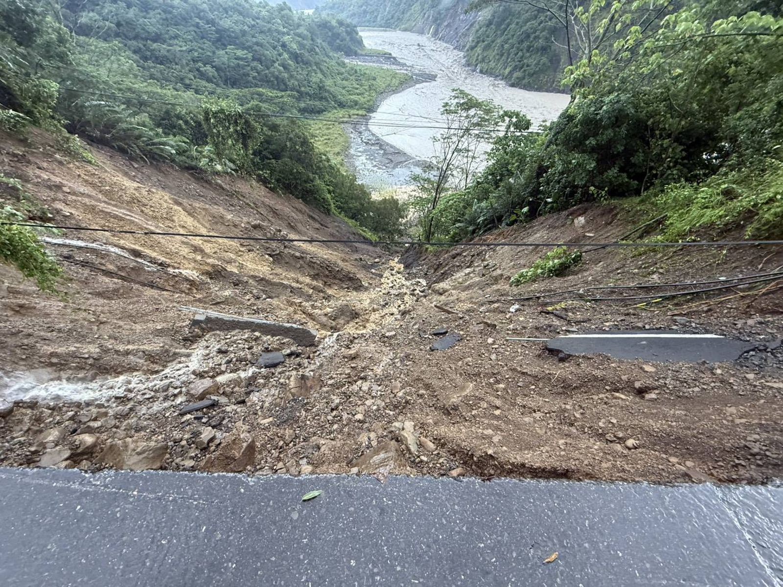 快訊／高雄1家5口墜谷「找到17歲女子遺體」！家人集氣：希望這不是真的