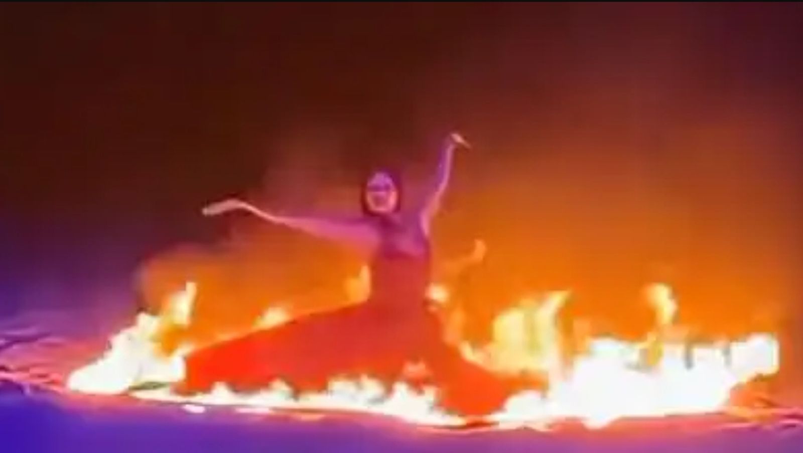 表演意外！女舞者舞衣起火「竟無人幫滅火」　她拔腿狂奔跳水自救