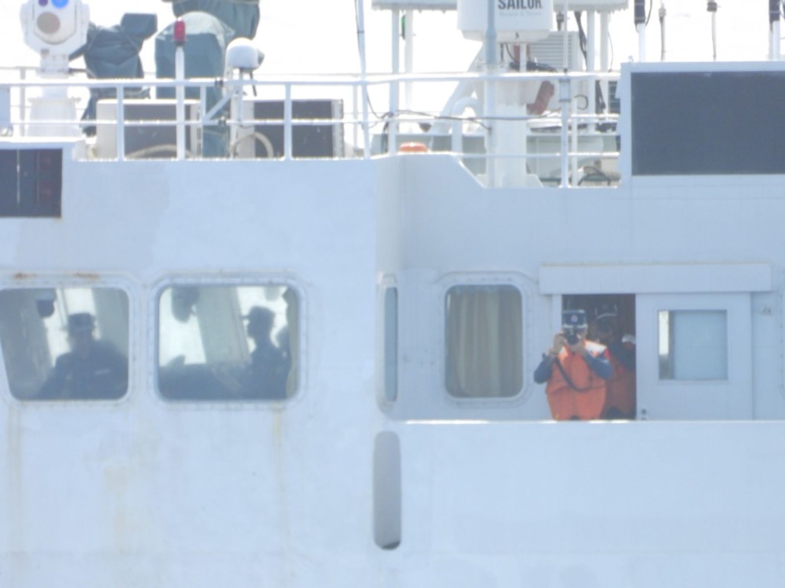 中國海警船對我蒐證畫面曝！雙十國慶闖入東沙海域　海巡「台南艦」併航驅離中