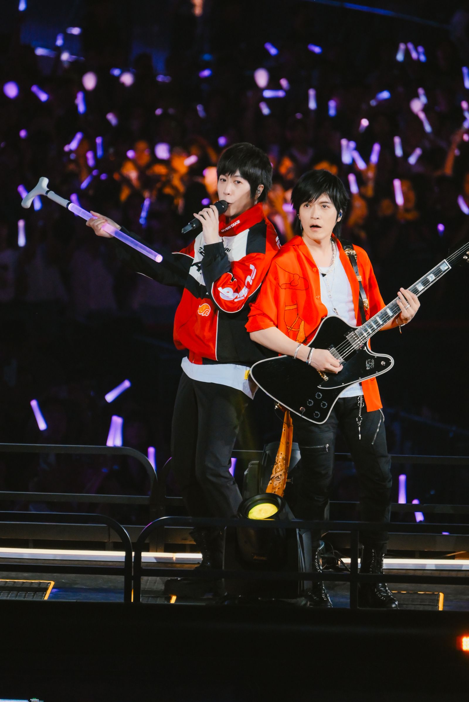 阿信跟怪獸拿出5525+1場的拐杖象徵唱到80歲。相信音樂提供