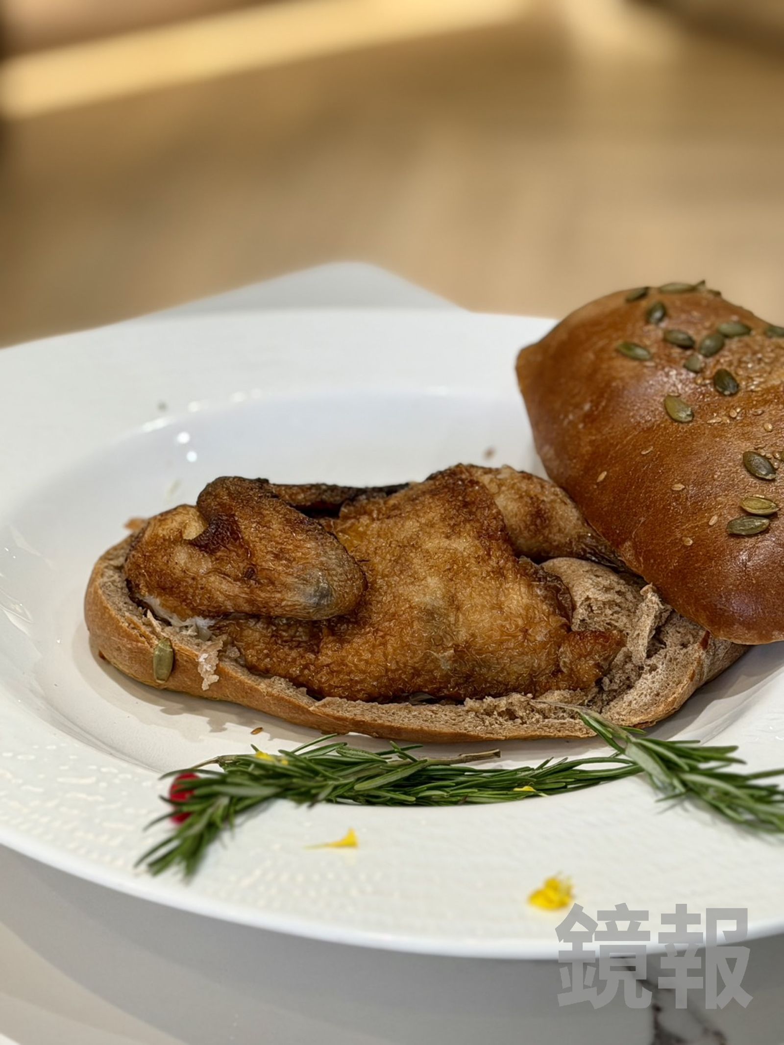 「手工麵包香料春雞」 麵包外皮金黃酥香，春雞肉質鮮嫩多汁、充滿蒜頭與中藥材香氣，搭配起司松露醬鹹香濃郁。