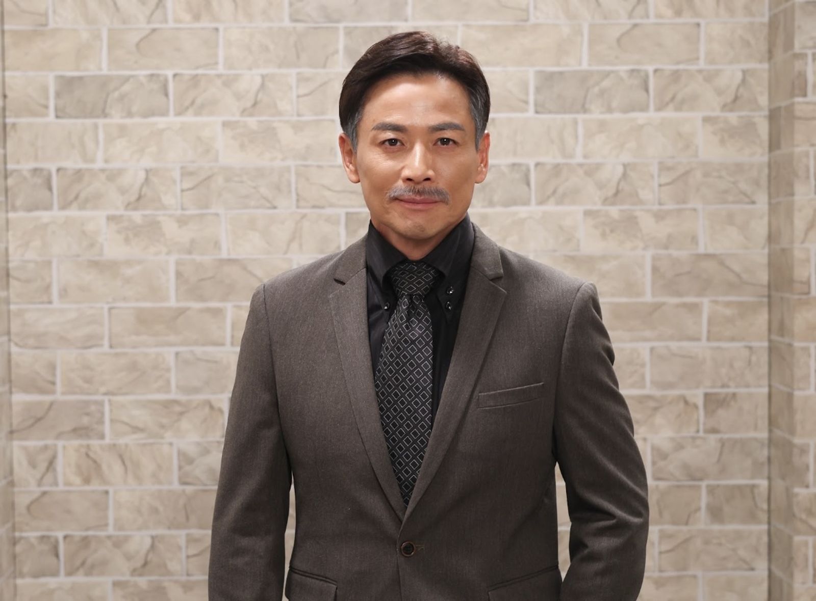 江宏恩隔24年回歸自嘲「有點老的新人」　《飛龍在天》鐵三角重聚！8點檔女神成小粉絲樂翻