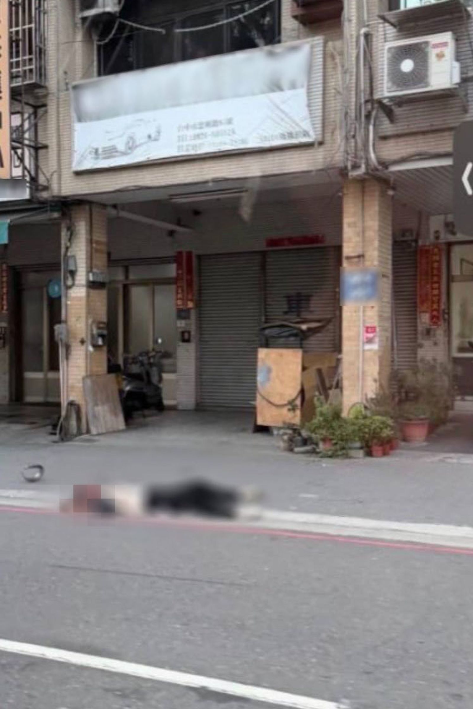 巴女頸部刀傷重創，倒臥在人行道上，現場已無生命跡象。民眾提供