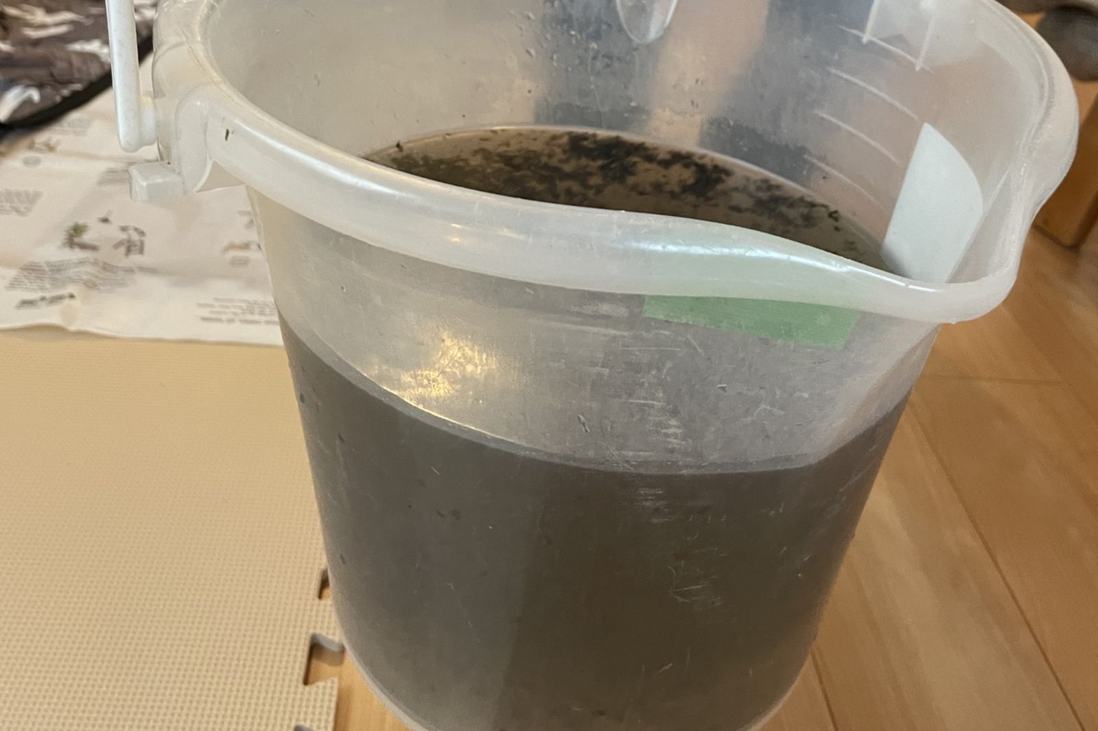 最狂復仇!人妻懷疑鄰居偷吃老公 竟強闖家門「潑整桶排洩物」 被抓還鬼扯:馬桶壞掉