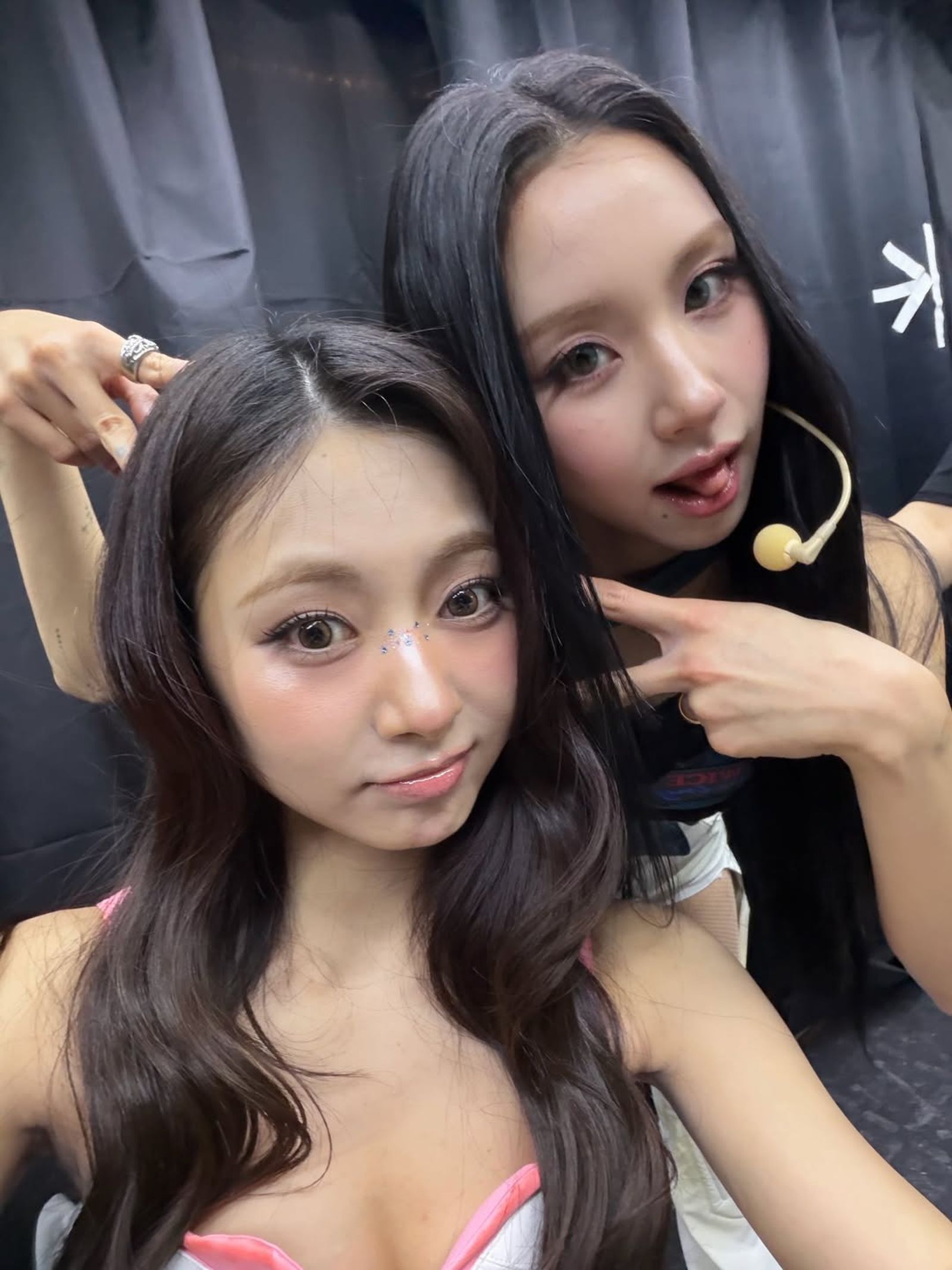 子瑜曝光和彩瑛的自拍合照。翻攝IG@thinkaboutzu