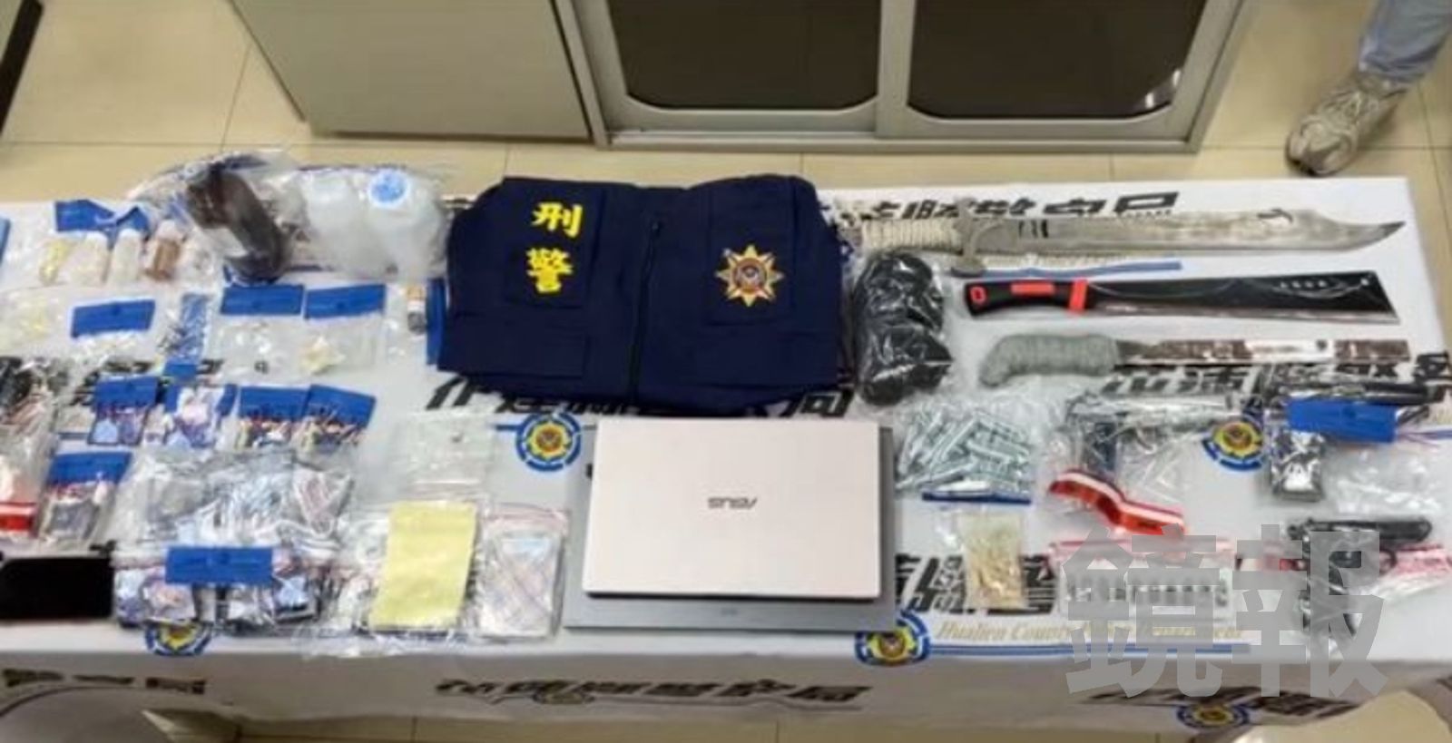 主嫌仿冒刑警背心用於恐嚇取財。警方提供