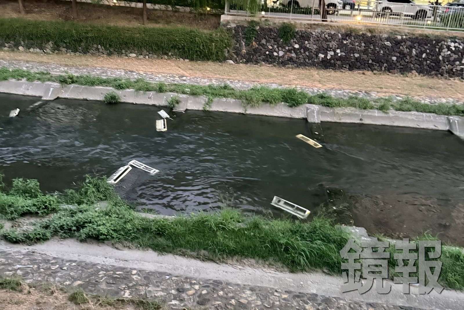 民眾發現好幾個冷氣機殼散落在柳川河床,痛批自然生態受影響。圖/畫面授權threads laityaelen