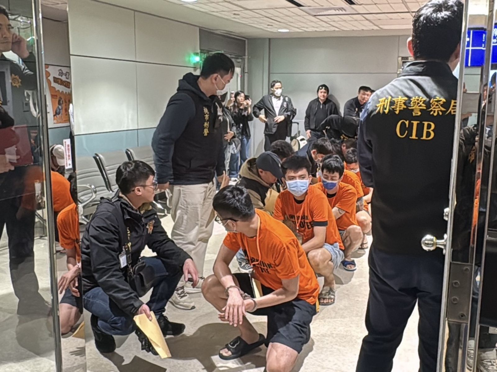 17名嫌犯清一色穿著菲律賓移民局的橘色球服相當顯眼。翻攝畫面