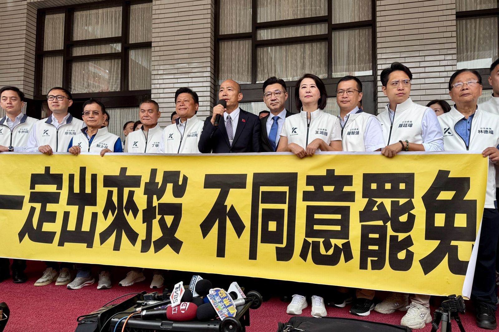 人民接受了國民黨對這一切的辯解