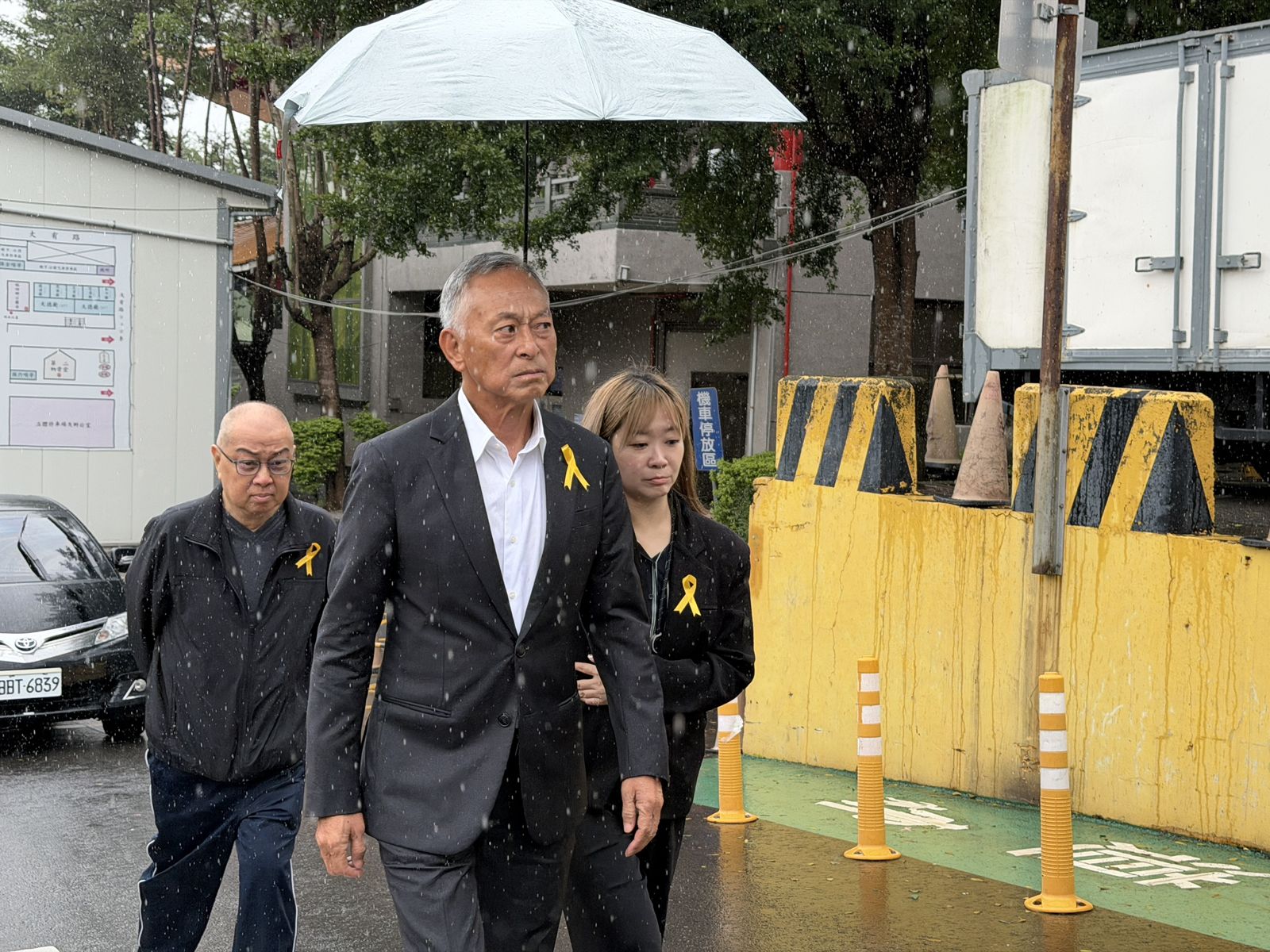 香港名導杜琪峰來台送馮淬帆最後一程。讀者提供