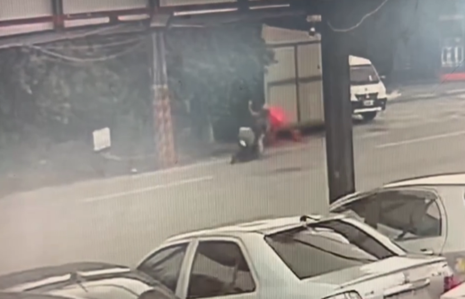 中壢外送員遭輾斷成兩截！自摔前疑「比不明手勢」...驚險畫面曝