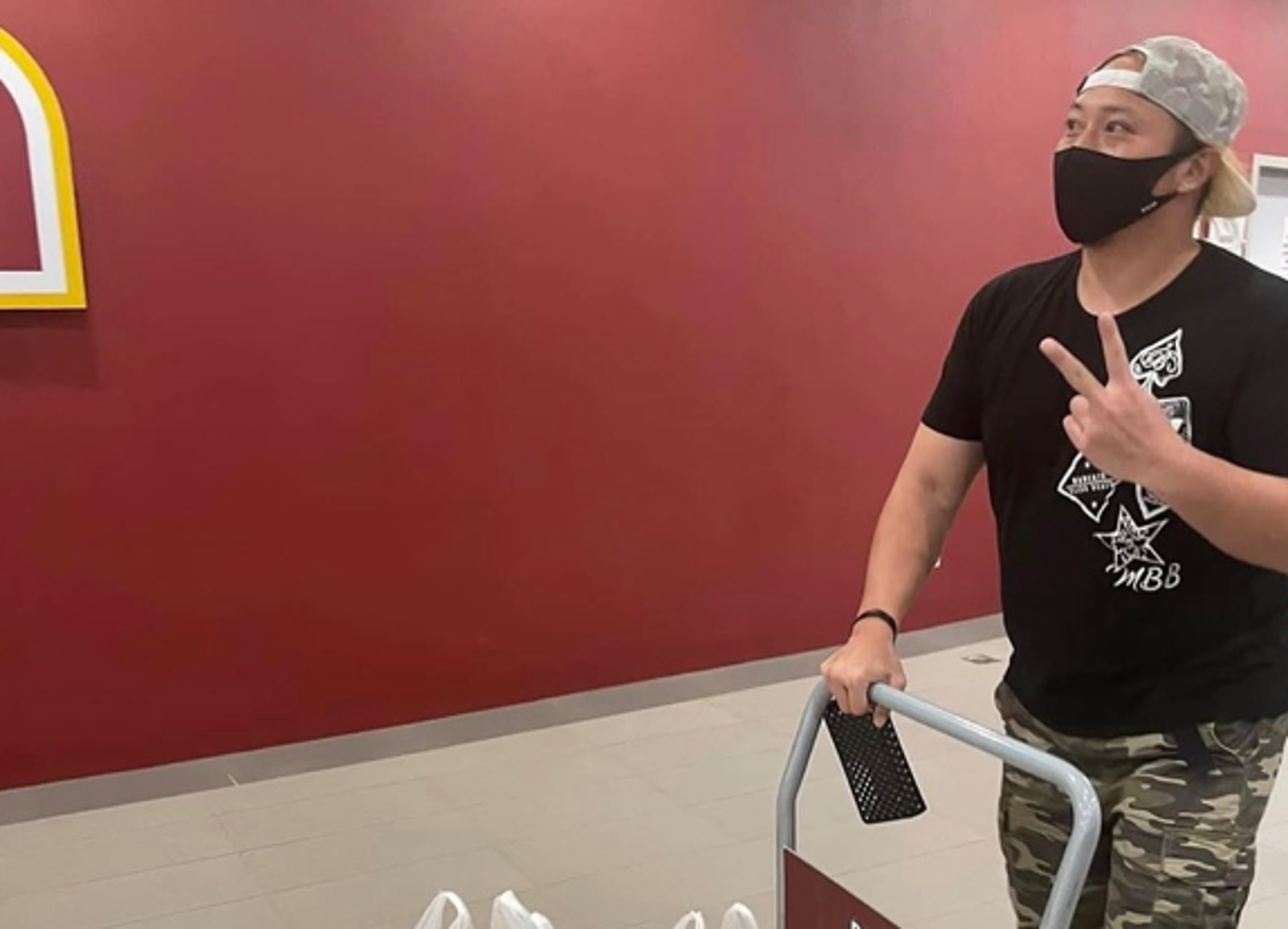 獨家/「軟銀球探」李杜軒私德翻車!才轟中職投手嘻哈會被冰 驚爆酒吧強抱貼耳問女客:有貼胸貼嗎
