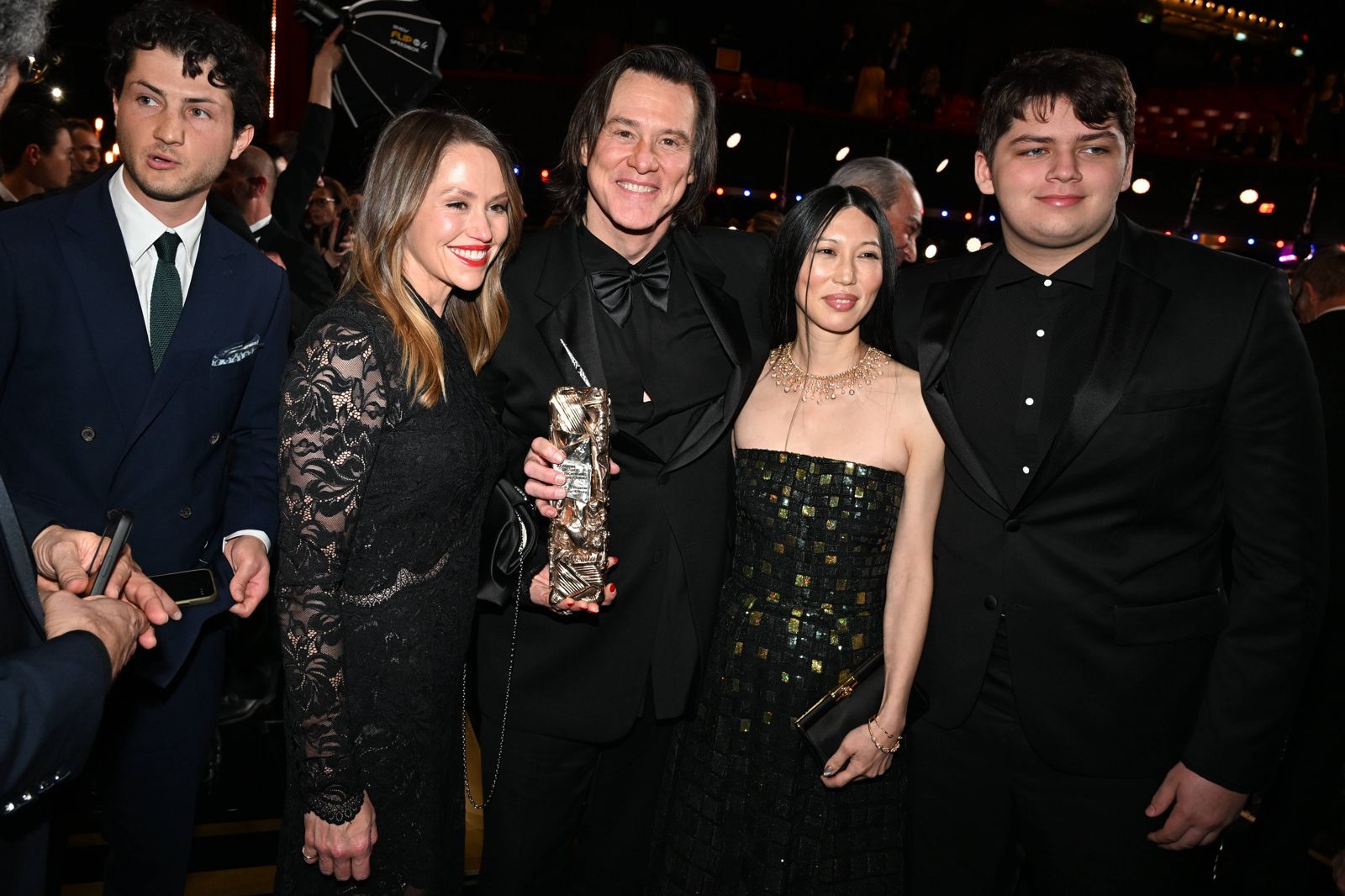 金凱瑞（中）由女兒Jane(左二)、孫子Jackson（右起）、女友Min Ah陪同出席典禮。東方IC