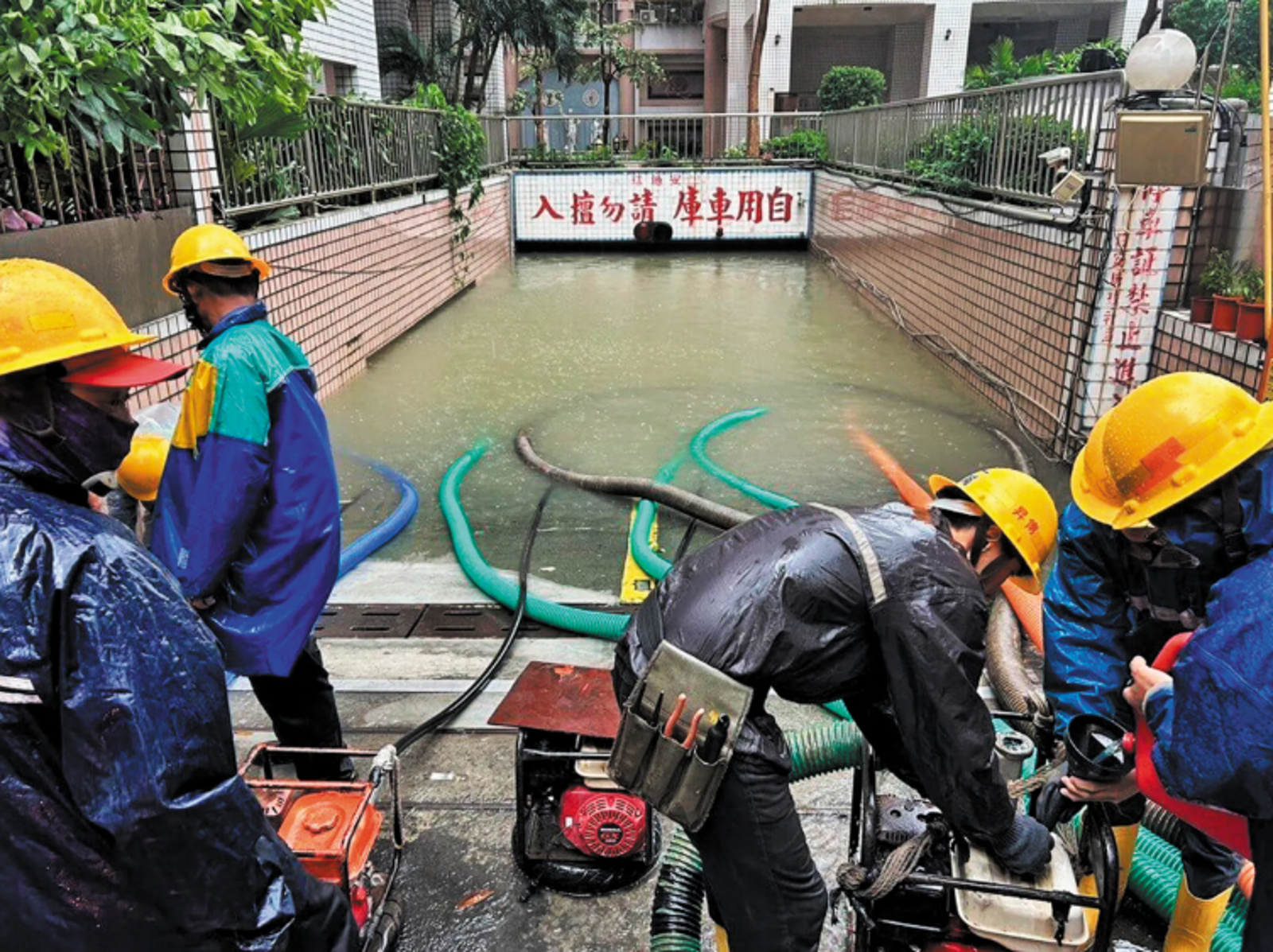 裝防水閘門竟忘了支撐架 高雄凱米淹沒日安地球地下室 物業硬甩鍋天災遭法官打臉
